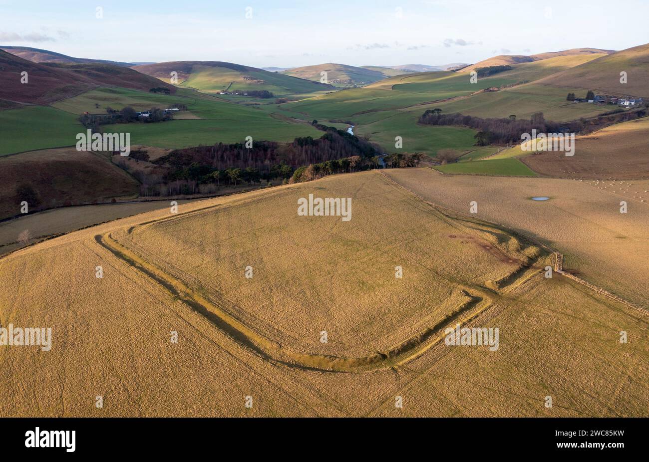 Drohnenansicht von Lyne Roman Fort, Lyne Water, in der Nähe von Peebles, Schottland. Stockfoto