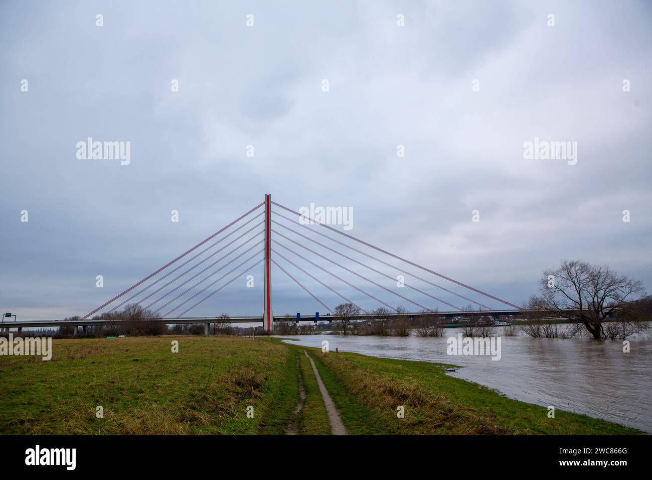 Die Fleher Brücke, auch Rheinbrücke Düsseldorf-Flehe, zwischen Düsseldorf und Neuss ist eine 1979 eröffnete Autobahnbrücke über den Rhein, die A 46 aus der linksrheinischen Region mit dem Bergischen Land und dem Düsseldorfer Süden verbindet. Fleher Brücke *** die Fleher Brücke, auch bekannt als Düsseldorfer Flehe Rheinbrücke, zwischen Düsseldorf und Neuss befindet sich eine 1979 eröffnete Autobahnbrücke über den Rhein, die die A 46 aus dem linksrheinischen Gebiet mit dem Bergischen Land und der südlich der Düsseldorfer Fleher-Brücke verbindet Stockfoto