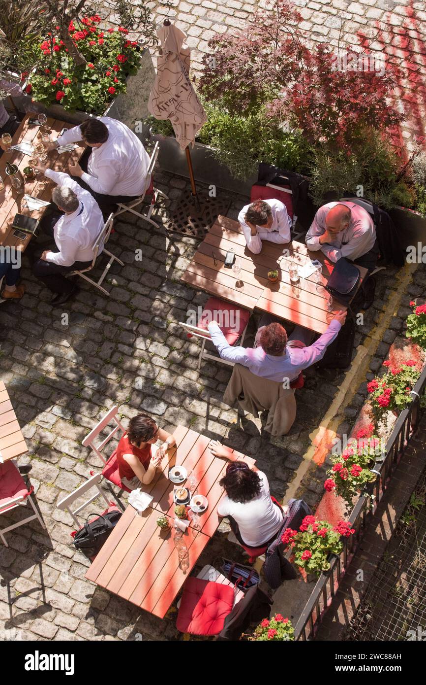 Diners bei blutenden Herzen französisches Restaurant, blutende Herz Hof, Hatton Garden Stockfoto