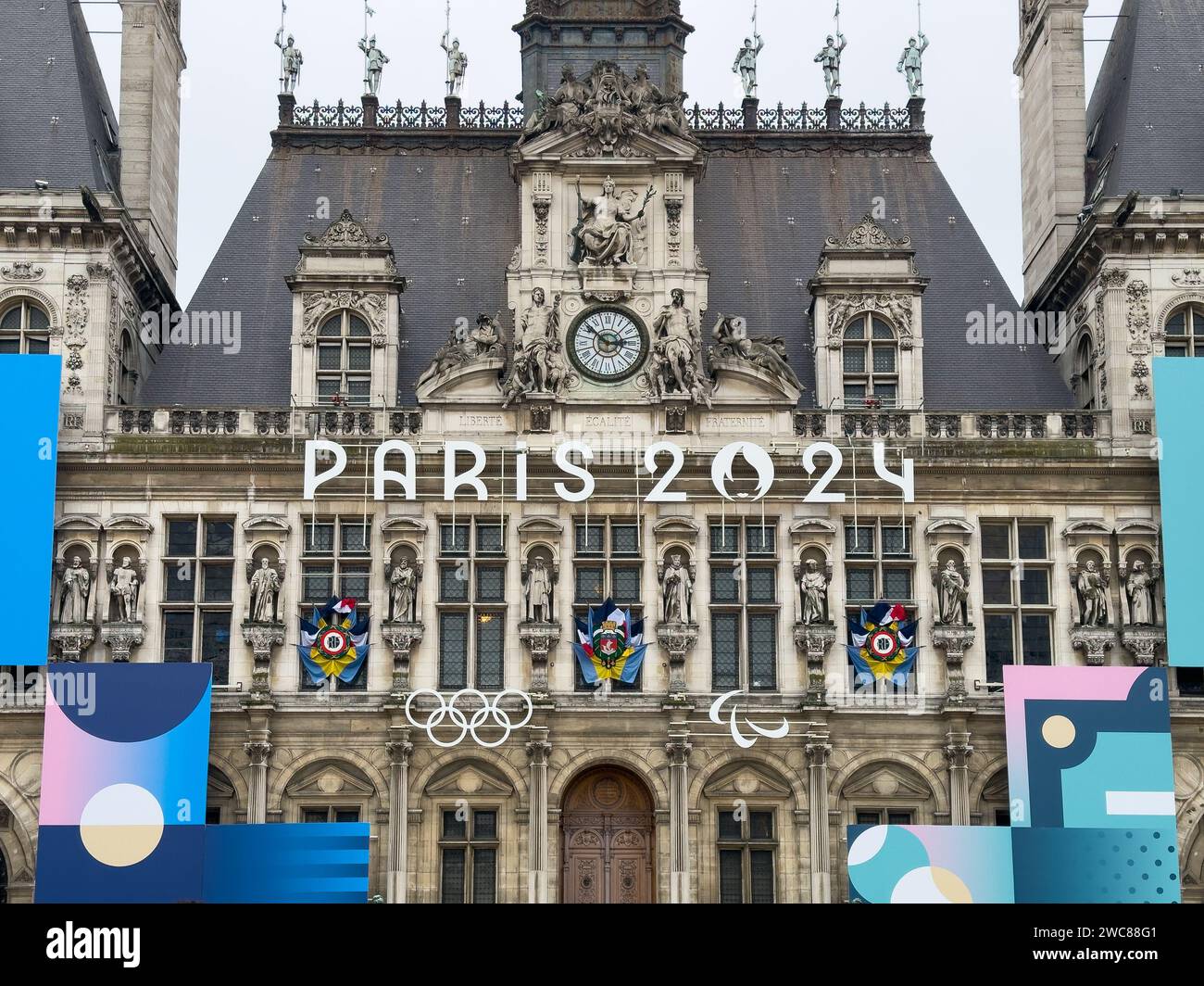 Logos für die Olympischen Spiele 2024 in Paris im Rathaus Hotel de Ville Stockfoto