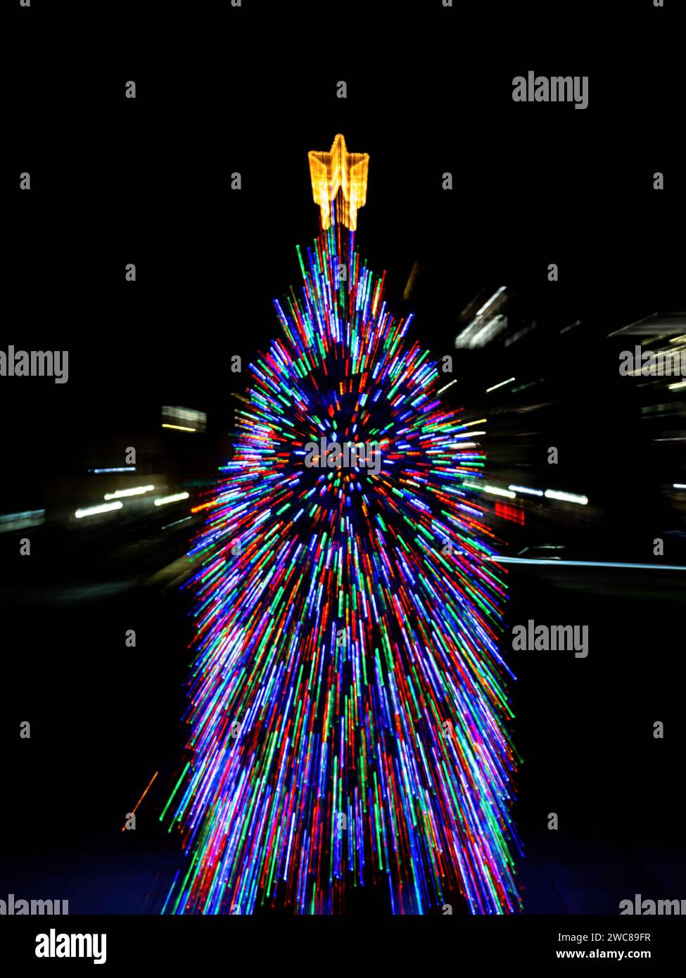 Bewegungsunschärfeeffekt eines Weihnachtsbaums in der Nacht Stockfoto