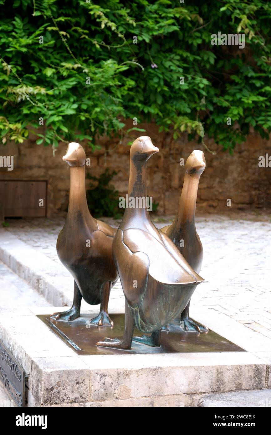 Statue von drei Bronzegänsen am Place du Marche in Sarlat Frankreich Stockfoto