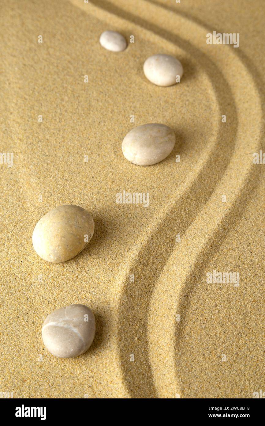 Zen-Garten mit den Steinen und Sandmustern Stockfoto