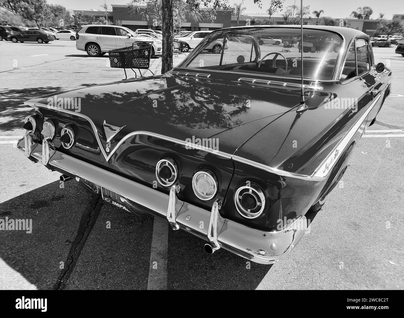 Los Angeles, Kalifornien, USA - 28. März 2021: Rote chevrolet Impala Retro-Auto Rückecke Ansicht Stockfoto