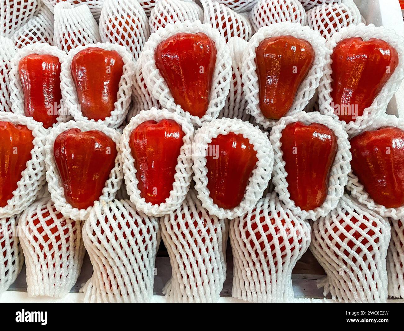 Vorderansicht des Hintergrunds mit frischem Rosenapfel Stockfoto