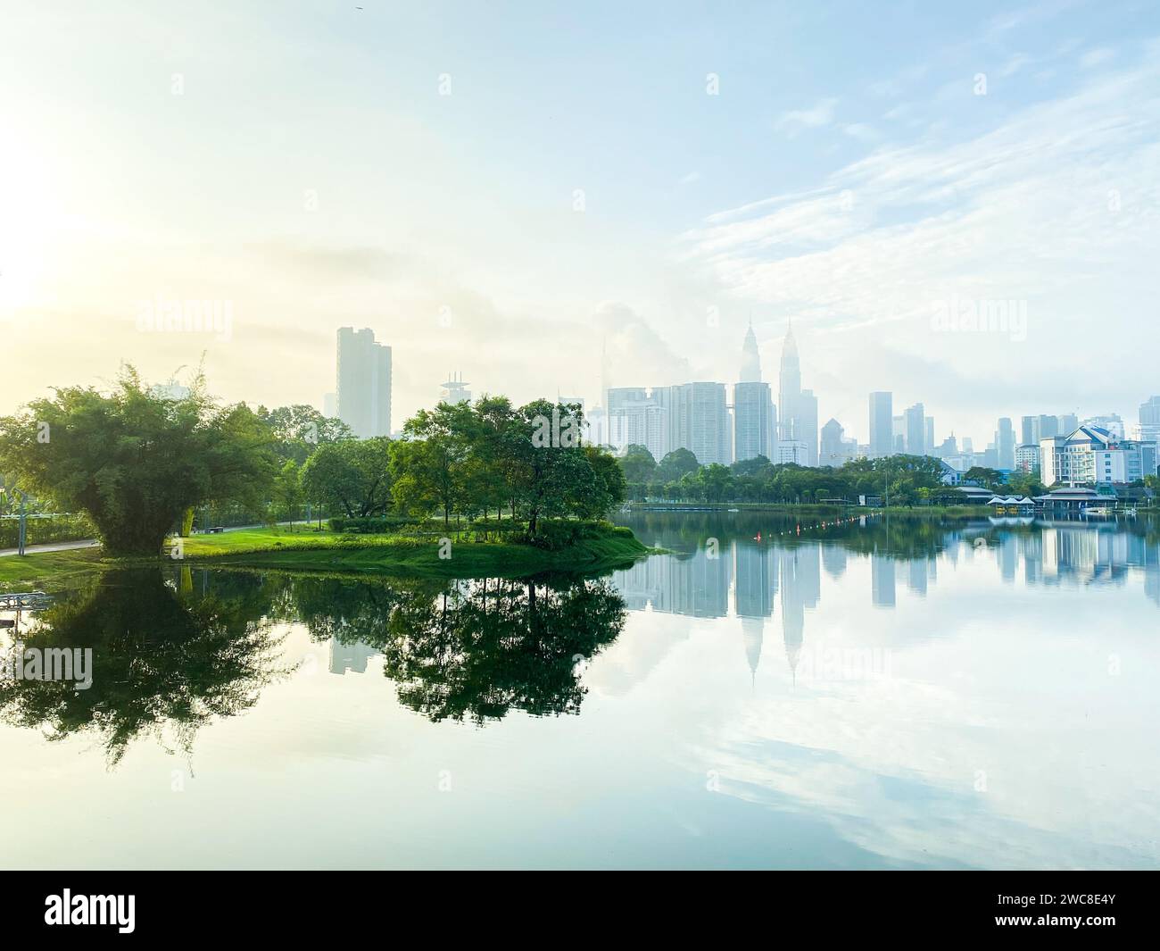 Die Architektur und die Landschaftsgestaltung des Parks spiegeln das reiche kulturelle Erbe von Kuala Lumpur wider und bieten Besuchern einen Einblick in die Geschichte der Stadt Stockfoto