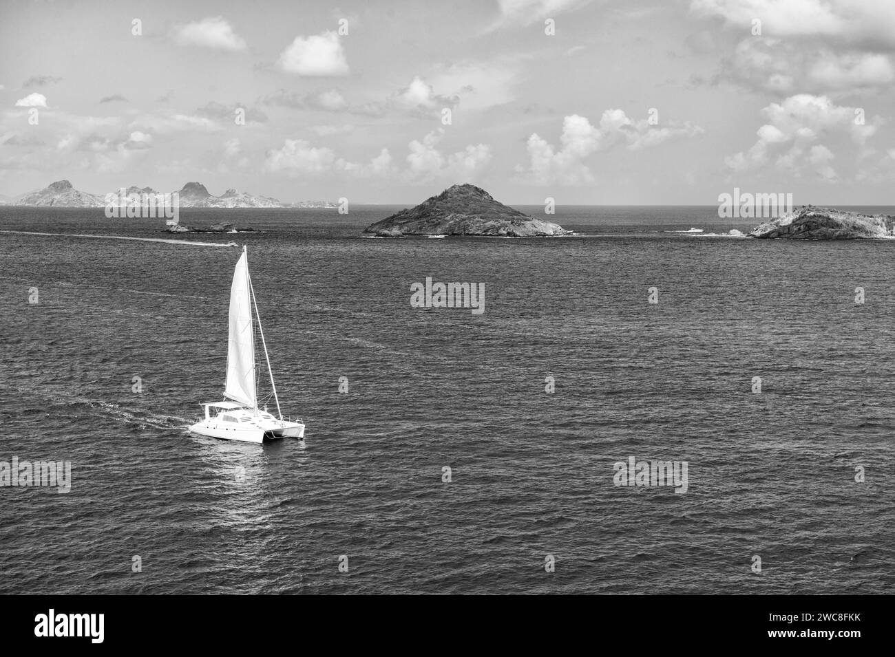 Segelboot auf See, Kopierraum. Segelboot auf See im Sommer. Urlaub auf dem Segelboot auf See. Stockfoto