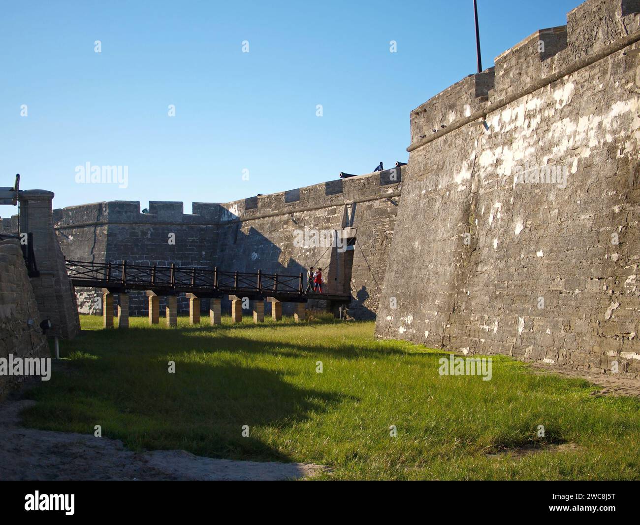 St. Augustine, Florida, Vereinigte Staaten - 5. Dezember 2016: Der Burggraben und die Brücke des Castillo de San Marcos. Stockfoto