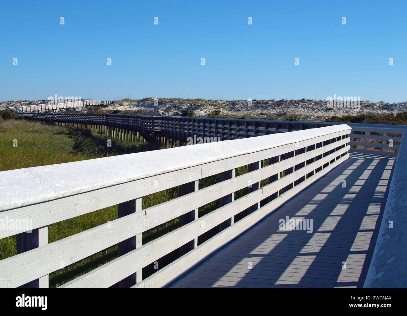 Perspektivische Sicht auf die Promenade über Sanddünen/Umweltschutz. Stockfoto