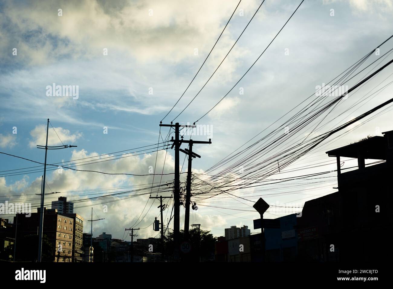 Salvador, Bahia, Brasilien - 23. Januar 2022: Silhouette von Strommasten im Zentrum der Stadt Salvador, Bahia. Stockfoto