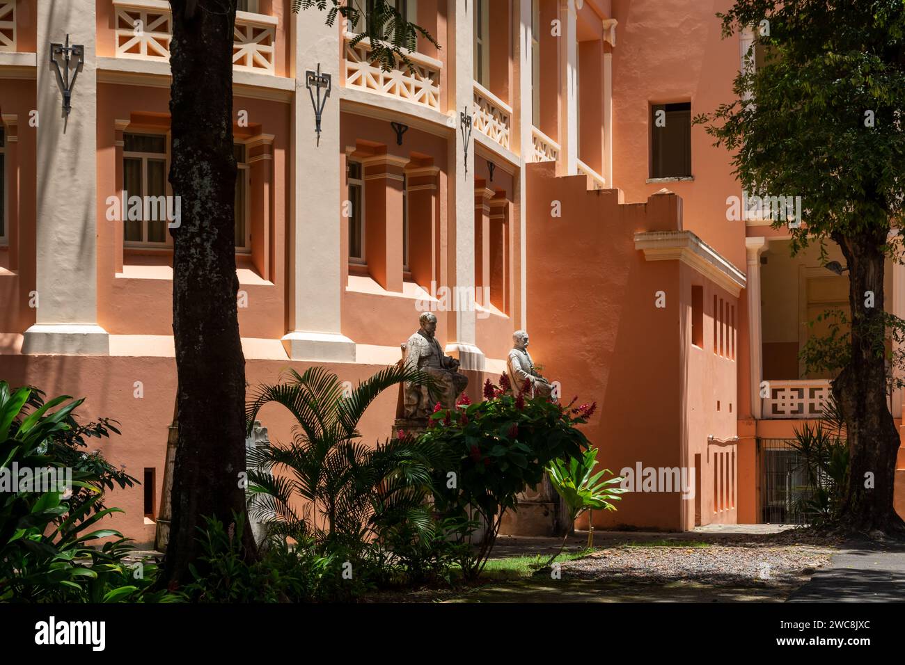 Salvador, Bahia, Brasilien - 07. März 2015: Blick auf die Fassade des alten Medizinstudiums in der Stadt Salvador, Bahia. Stockfoto