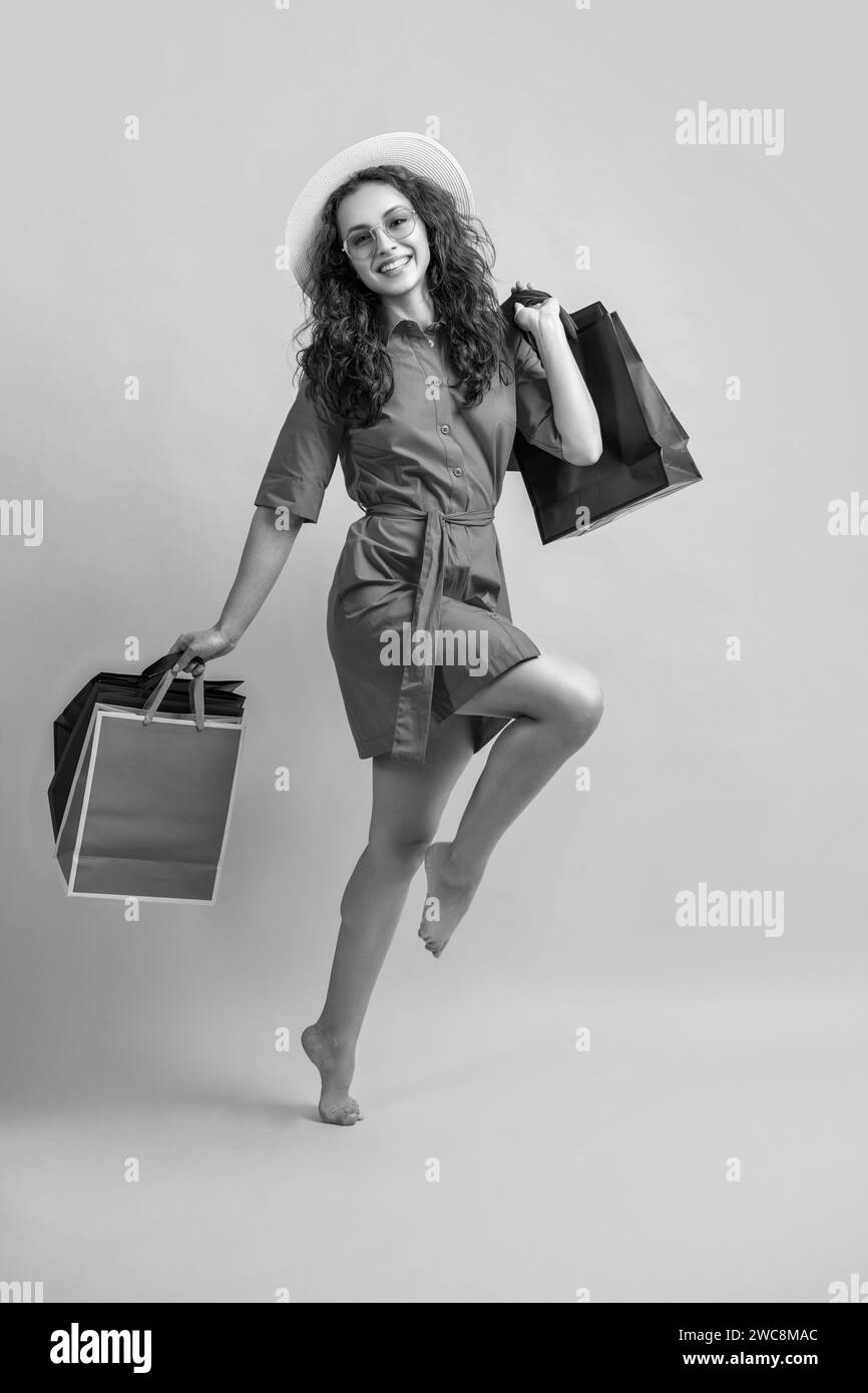 Eine Shopping-Frau beim Sommerverkauf im Studio. Shoppingfrau beim Sommerverkauf Stockfoto