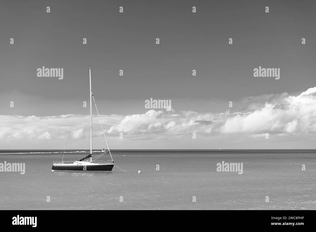 Sommerferienyacht in Seekipe, Werbung. Sommerferienyacht am Meer. Foto einer Sommerjacht am Strand. Sommerferienyacht Stockfoto