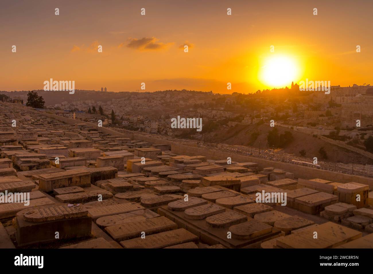 Der alte jüdische Friedhof am Ölberg während des wunderschönen Sonnenuntergangs außerhalb der israelischen Altstadt von Jerusalem. Stockfoto