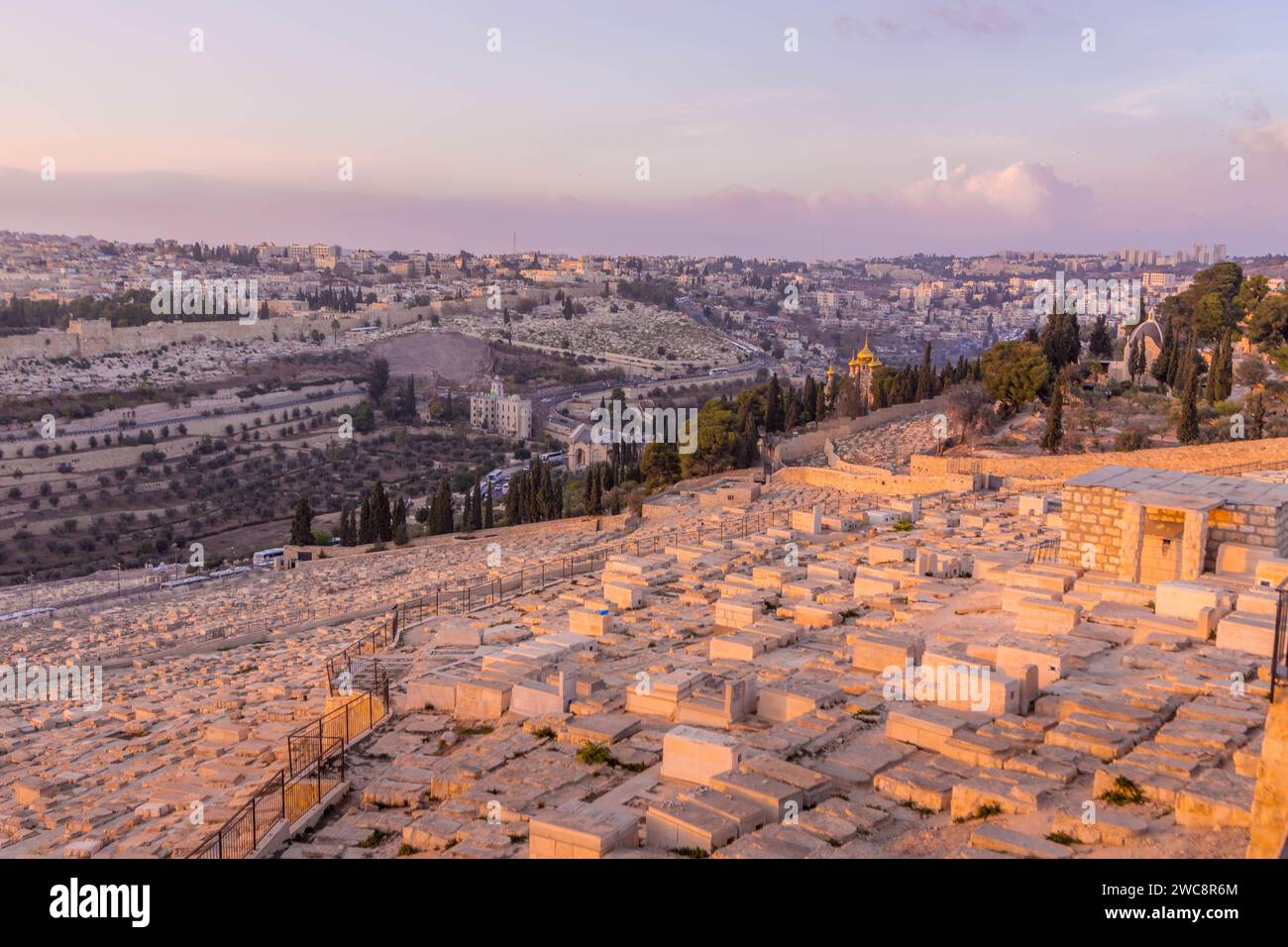 Der Blick auf den jüdischen Friedhof, die Kirche Maria Magdalena und die Altstadt von Jerusalem vom Ölberg, während des Abends in Israel. Stockfoto