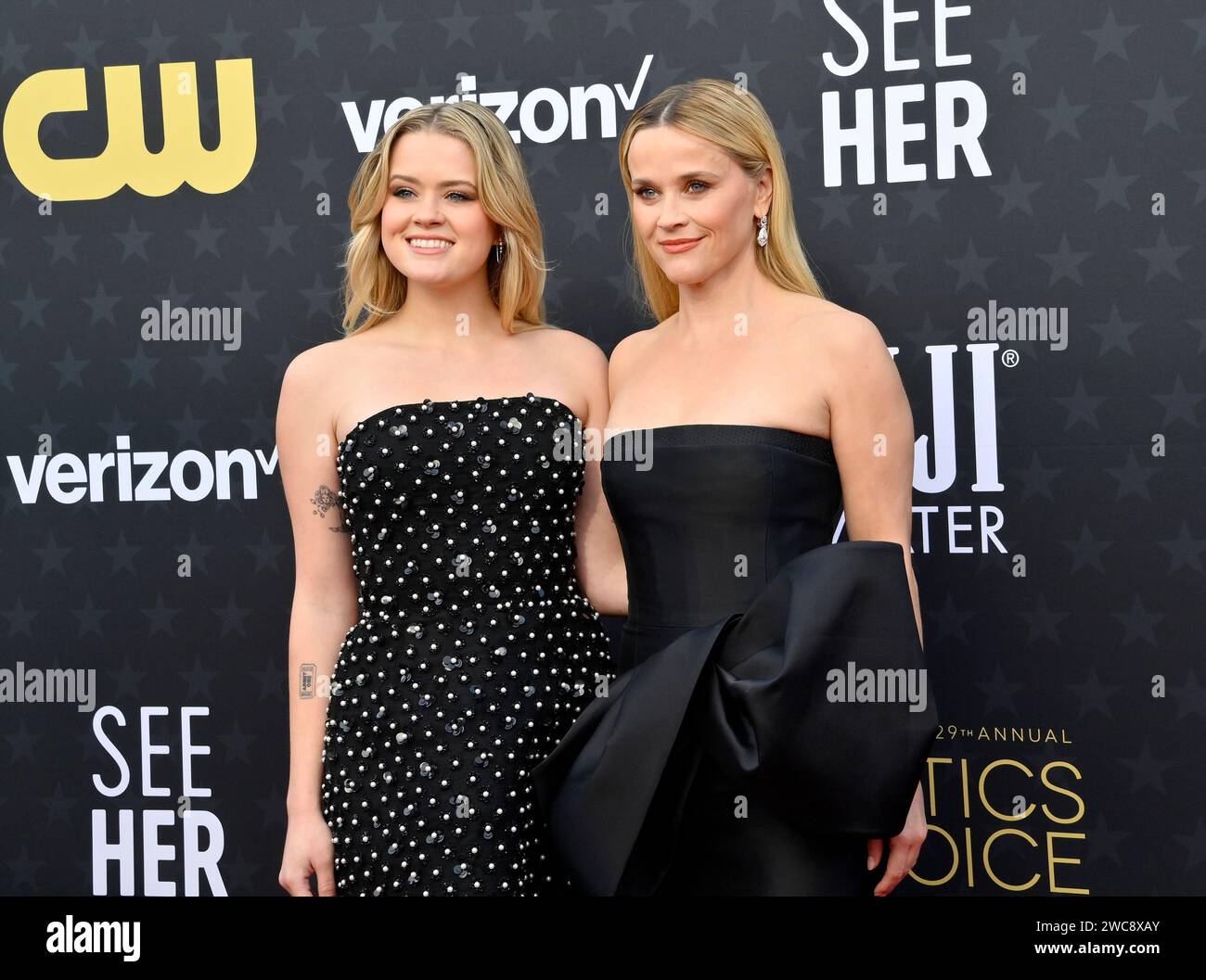 Los Angeles, Usa. Januar 2024. (L-R) Ava Phillippe und Reese Witherspoon nehmen am Sonntag, den 14. Januar 2024, am Barker Hanger in Santa Monica, Kalifornien, Teil. Foto: Jim Ruymen/UPI Credit: UPI/Alamy Live News Stockfoto