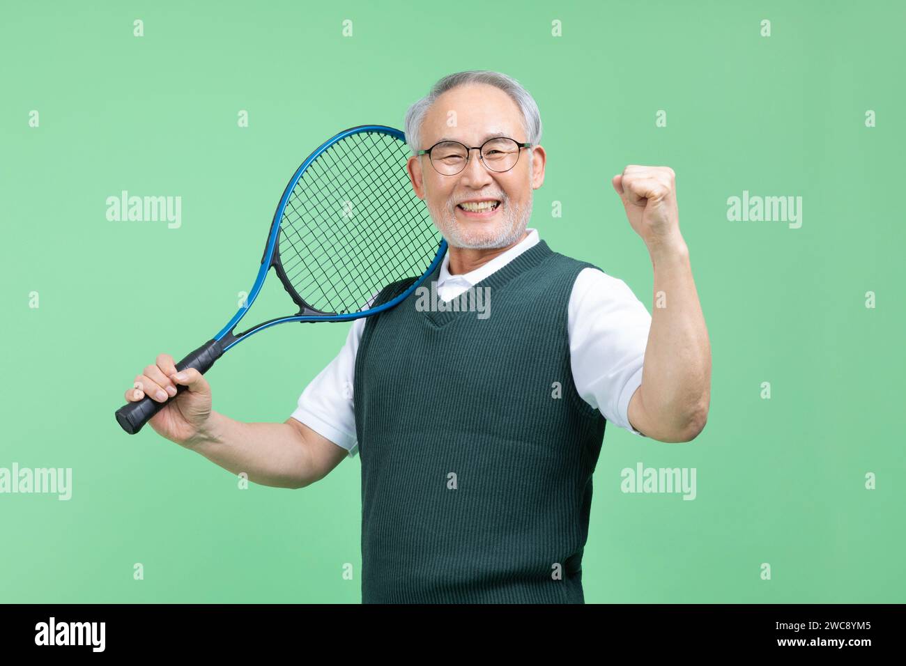 Ein älterer Mann, der einen Tennisschläger hält Stockfoto