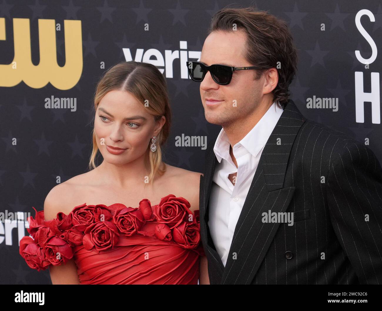 Los Angeles, USA. Dezember 2022. (L-R) Margot Robbie und Tom Ackerley bei den 29. Annual Critics Choice Awards, die am Sonntag, dem 14. Januar 2024, im Barker Hangar in Santa Monica, KALIFORNIEN, stattfanden. (Foto: Sthanlee B. Mirador/SIPA USA) Credit: SIPA USA/Alamy Live News Stockfoto