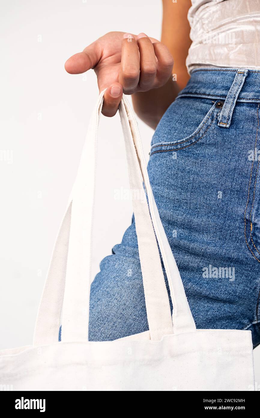 Nahaufnahme einer Frau mit wiederverwendbarer Stofftasche. Stockfoto