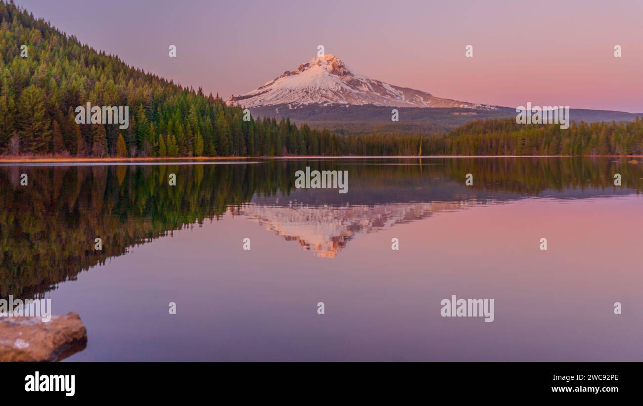 Mount Hood Reflection am Trillium Lake, Oregon USA Stockfoto