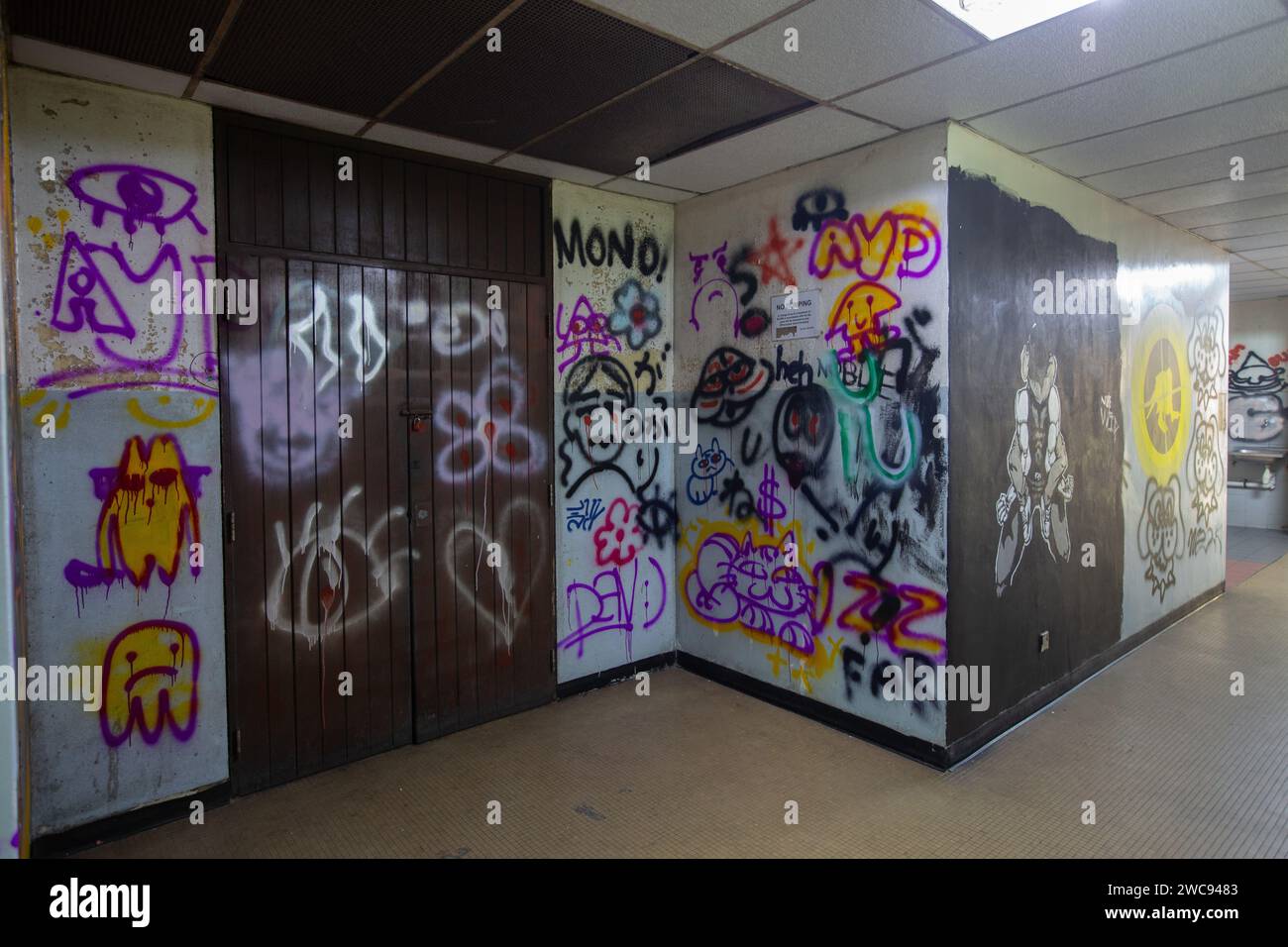 Im Peace Centre, einem Geschäftsgebäude, verlassenen Geschäften, die mit Graffiti-Kunst oder Sprühfarbe von lokalen Künstlern bedeckt sind. Singapur. Stockfoto