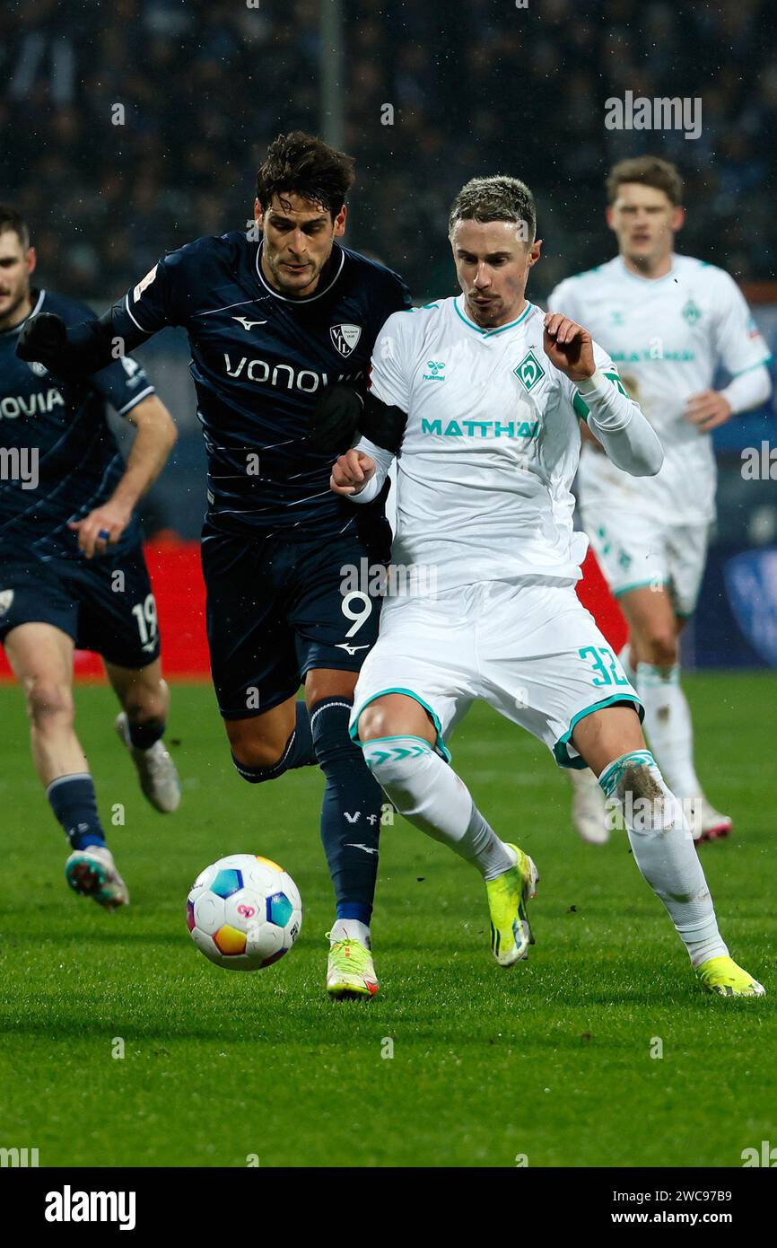 Bochum, Deutschland. Januar 2024. Goncalo Paciencia (L) vom VfL Bochum streitet mit Marco Friedl vom SV Werder Bremen während des Bundesliga-Spiels in Bochum, 14. Januar 2024. Quelle: Joachim Bywaletz/Xinhua/Alamy Live News Stockfoto