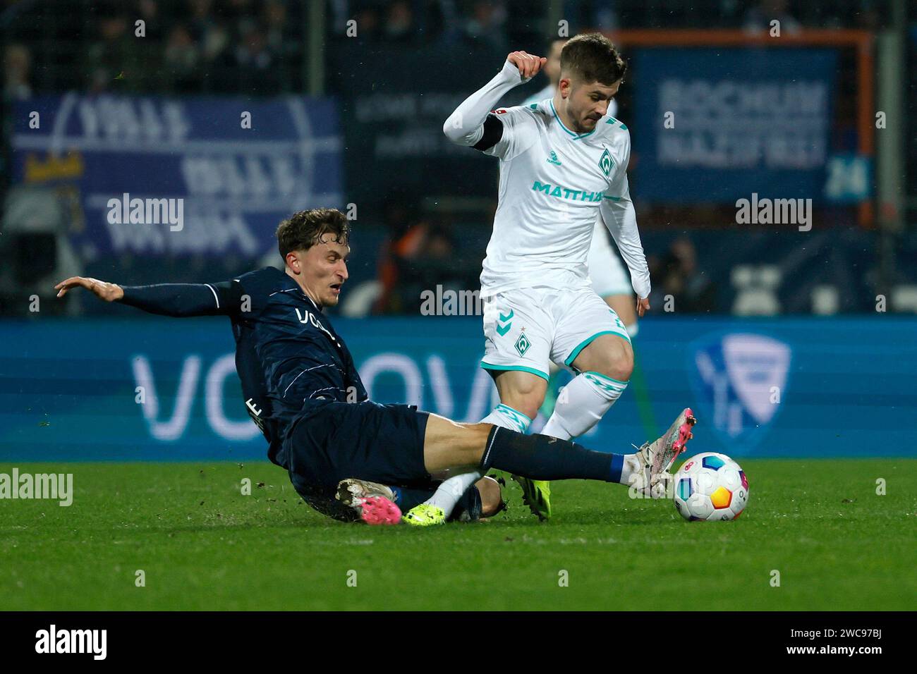 Bochum, Deutschland. Januar 2024. Patrick Osterhage (Front) des VfL Bochum streitet mit Romano Schmid vom SV Werder Bremen während des Bundesliga-Spiels in Bochum am 14. Januar 2024. Quelle: Joachim Bywaletz/Xinhua/Alamy Live News Stockfoto