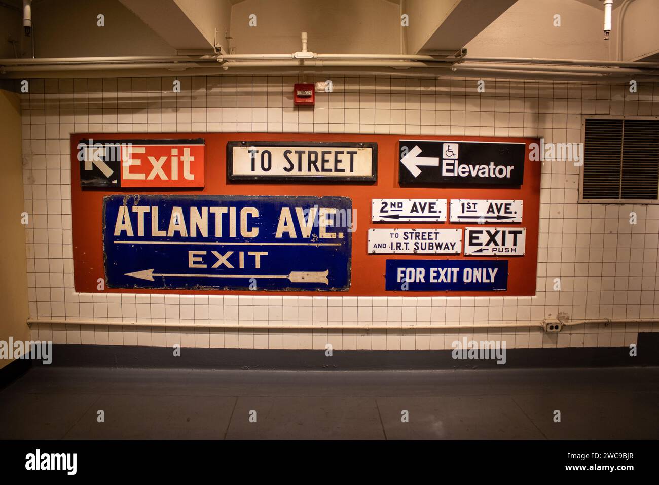 Das Innere des berühmten New York Transit Museum befindet sich in der belebten Stadt New York Stockfoto