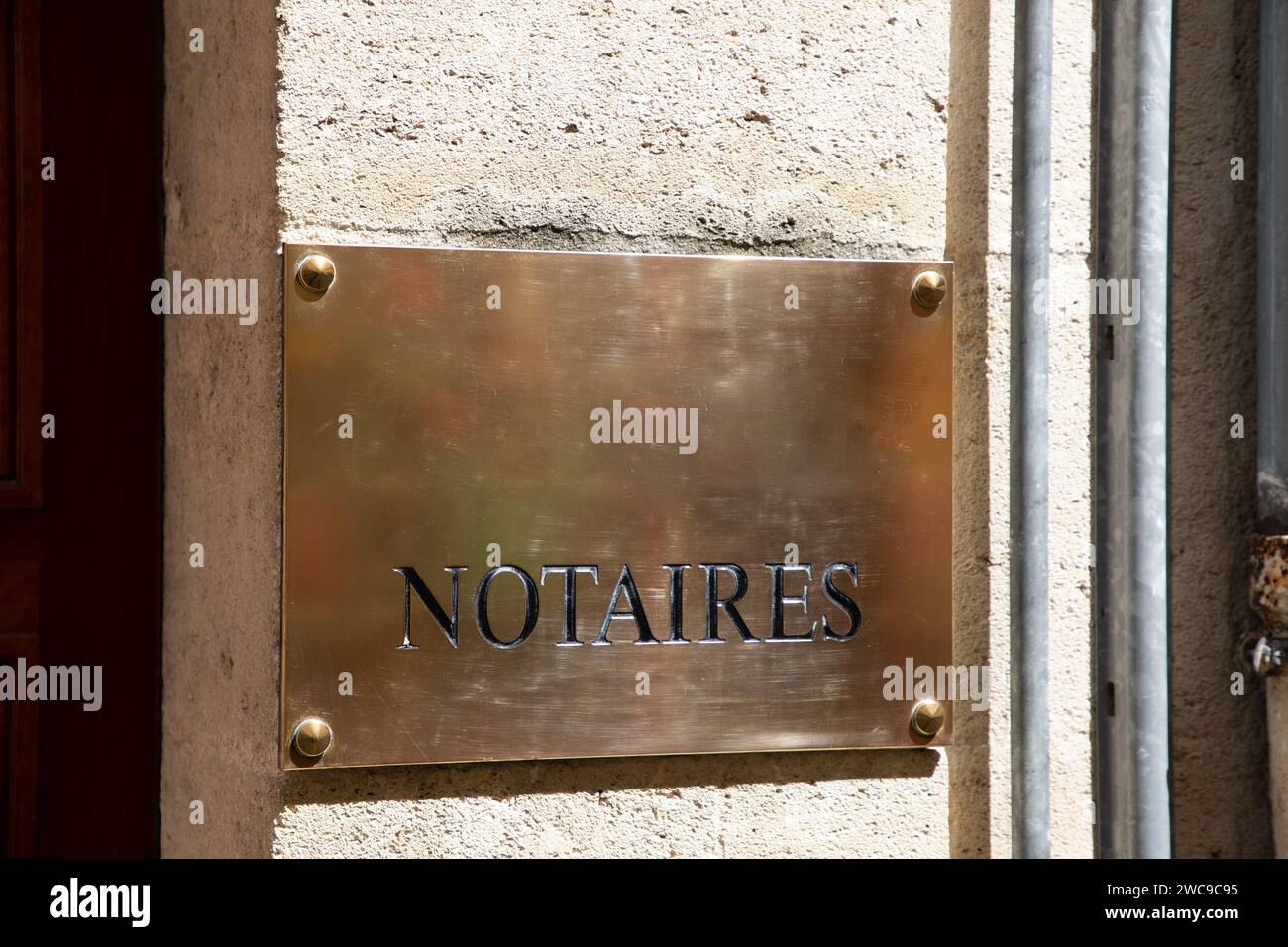 Notaires frankreich Text goldene Beschilderung Marke des Notariats französisches Logoschild am Eingang der Wandfassade Stockfoto