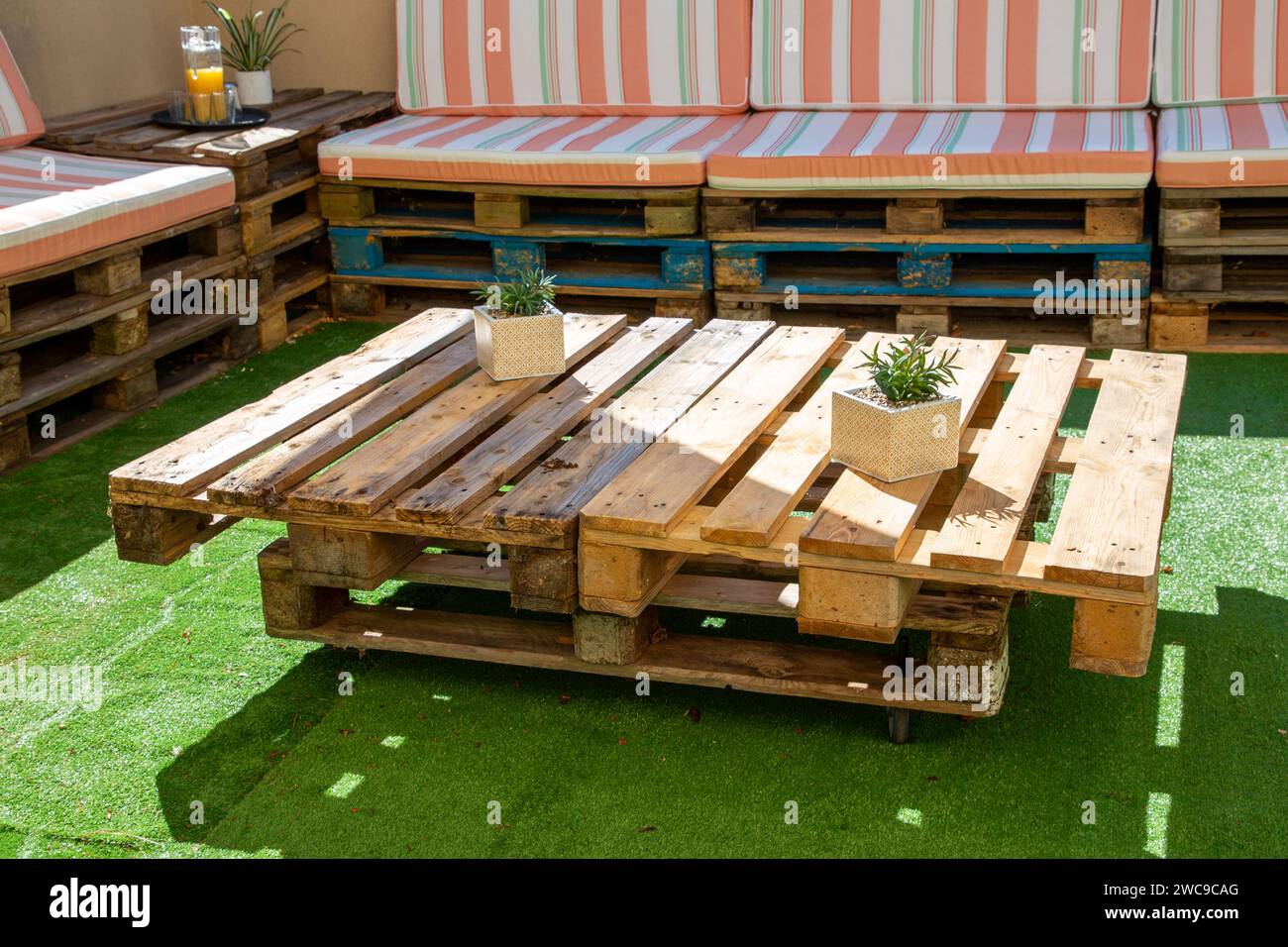 Set mit Gartenmöbeln aus Holz-Lagerpaletten, die hausgemacht werden Stockfoto