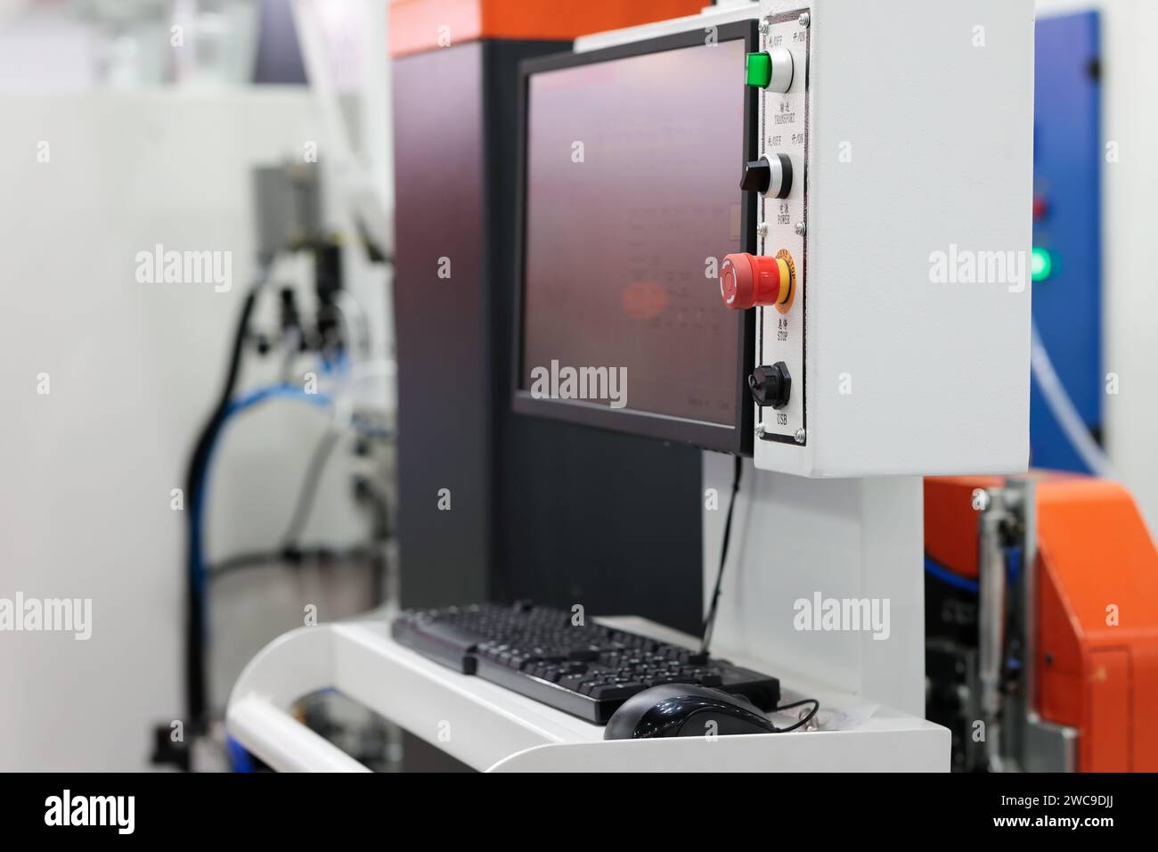 Bedienkonsole der industriellen computergesteuerten Maschine. Selektiver Fokus. Stockfoto