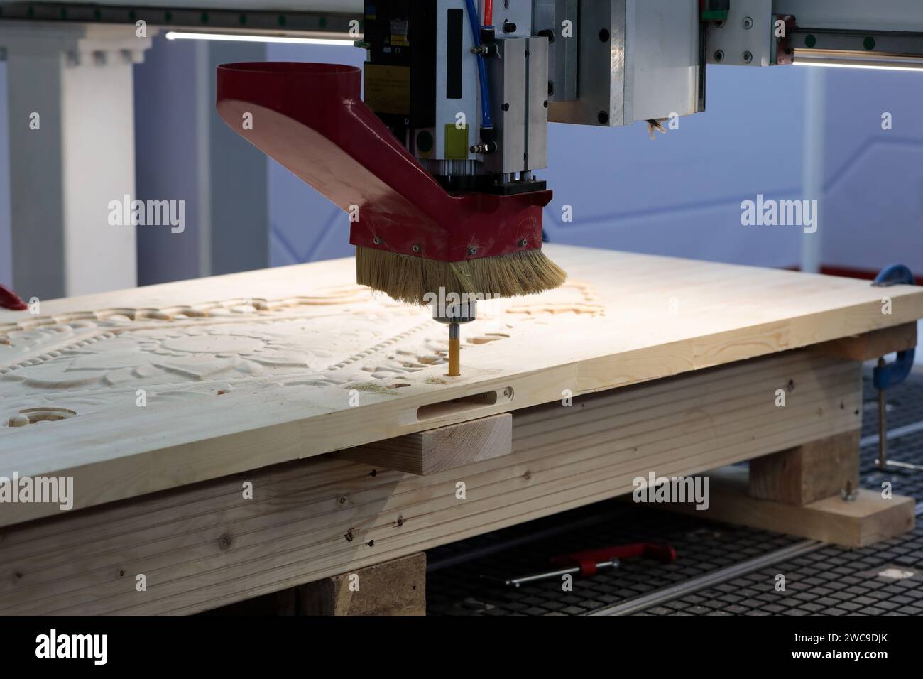 Herstellung von Holztüren mit CNC-Fräsmaschine. Selektiver Fokus. Stockfoto
