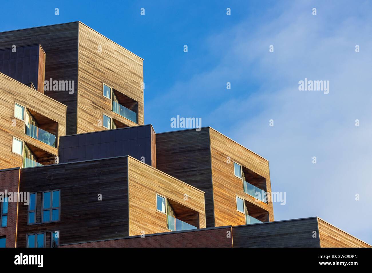 Beeindruckende Architektur auf einem Wohnblock an der Granary Wharf im Zentrum von Leeds, England. Aufgenommen an einem sonnigen Tag mit blauem Himmel und einigen Wolken. Stockfoto