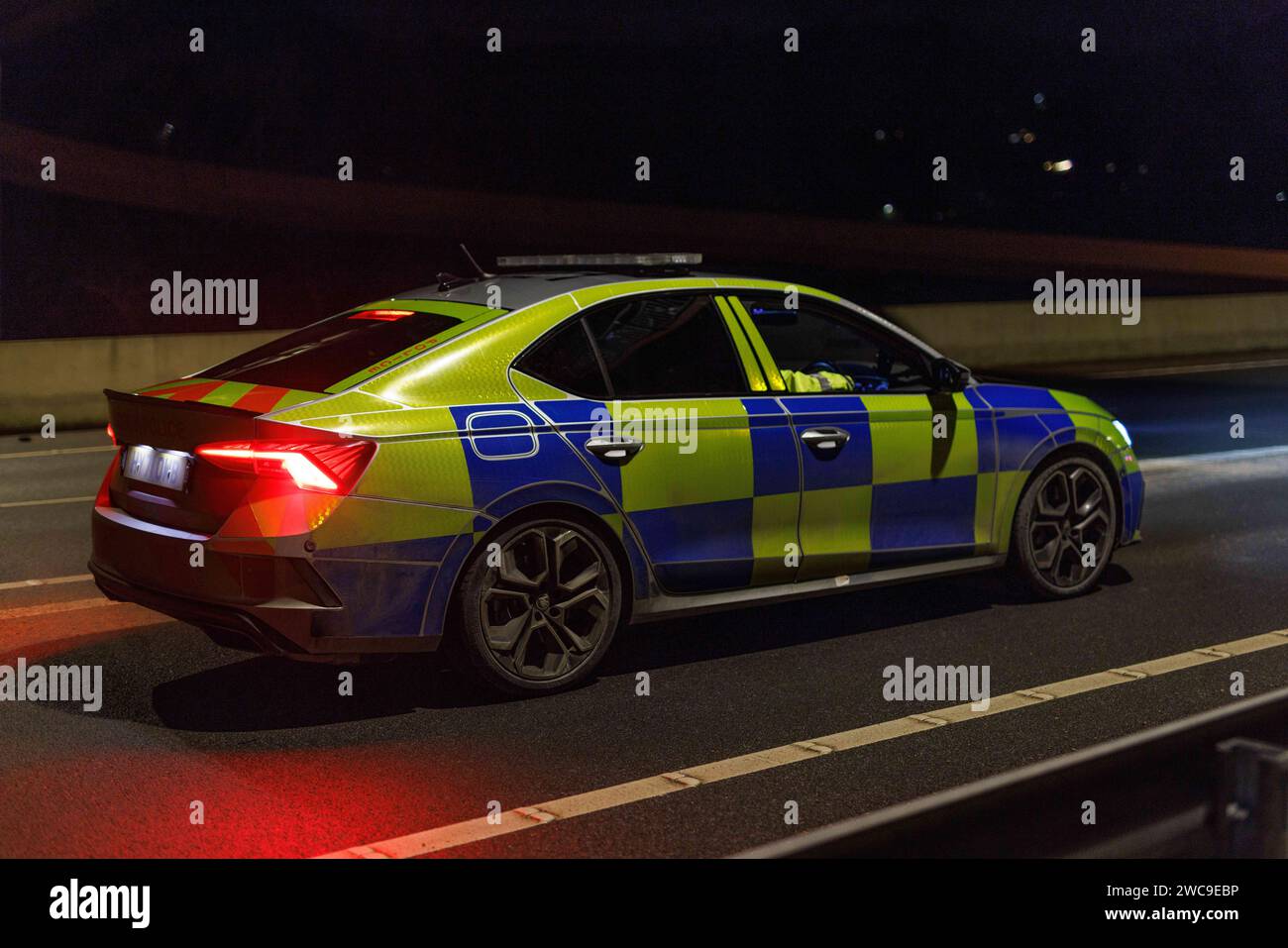 Hirwaun Power, Drax, transportierte ein 700 Tonnen schweres Lastkraftfahrzeug zusammen mit einer Polizeieskorte auf der A456 in der Nähe von Llanelli Hill als Teil der Arbeiten zum Bau eines neuen Gaskraftwerks, des Kraftwerks, das einmal in Betrieb war, kann bis zu 1.500 Stunden in einem beliebigen Jahr laufen. Sie wird als Reserve für andere Stromquellen dienen, darunter wetterabhängige Windturbinen und Solarparks, Llanelli Hill, Vereinigtes Königreich, 15. Januar 2024 Link to Hirwaun Power; https://www.drax.com/about-us/our-projects/hirwaun-power/#frequently-asked-questions-faqs (Foto: Thomas Winstone/News Images) in Llan Stockfoto