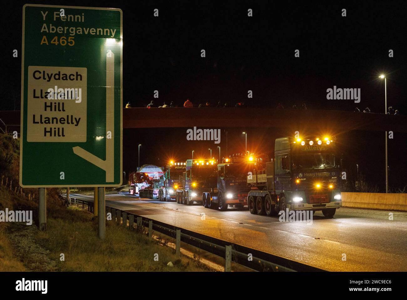 Hirwaun Power, Drax, transportierte ein 700 Tonnen schweres Lastkraftfahrzeug zusammen mit einer Polizeieskorte auf der A456 in der Nähe von Llanelli Hill als Teil der Arbeiten zum Bau eines neuen Gaskraftwerks, des Kraftwerks, das einmal in Betrieb war, kann bis zu 1.500 Stunden in einem beliebigen Jahr laufen. Sie wird als Reserve für andere Stromquellen dienen, darunter wetterabhängige Windturbinen und Solarparks, Llanelli Hill, Vereinigtes Königreich, 15. Januar 2024 Link to Hirwaun Power; https://www.drax.com/about-us/our-projects/hirwaun-power/#frequently-asked-questions-faqs (Foto: Thomas Winstone/News Images) in Llan Stockfoto