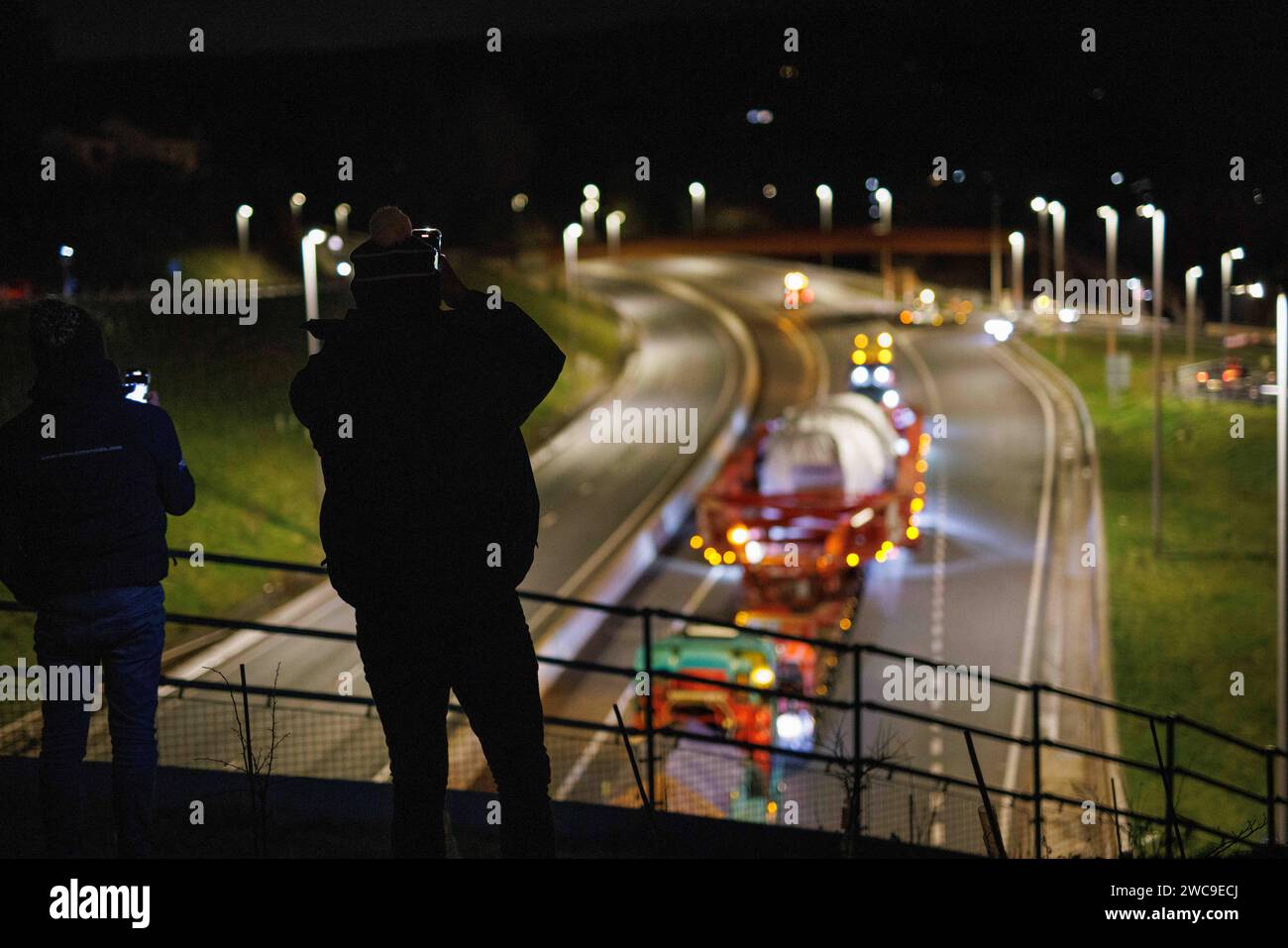 Hirwaun Power, Drax, transportierte ein 700 Tonnen schweres Lastkraftfahrzeug zusammen mit einer Polizeieskorte auf der A456 in der Nähe von Llanelli Hill als Teil der Arbeiten zum Bau eines neuen Gaskraftwerks, des Kraftwerks, das einmal in Betrieb war, kann bis zu 1.500 Stunden in einem beliebigen Jahr laufen. Sie wird als Reserve für andere Stromquellen dienen, darunter wetterabhängige Windturbinen und Solarparks, Llanelli Hill, Vereinigtes Königreich, 15. Januar 2024 Link to Hirwaun Power; https://www.drax.com/about-us/our-projects/hirwaun-power/#frequently-asked-questions-faqs (Foto: Thomas Winstone/News Images) in Llan Stockfoto
