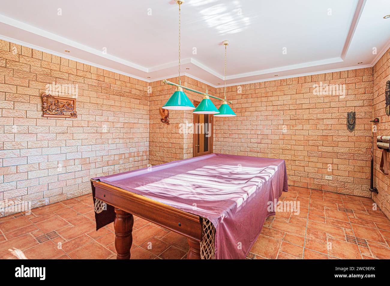 Das Appartementzimmer im Innern ist groß, hölzerner Billardtisch, Billardclub Stockfoto