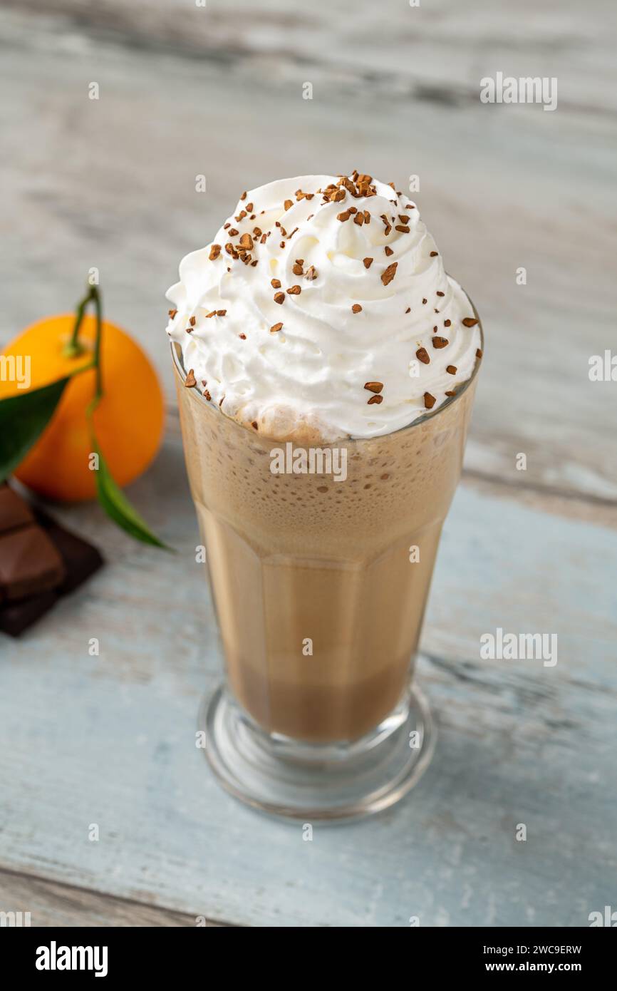 Orangen- und Schokoladenmilchshake mit Kaffee darüber Stockfoto