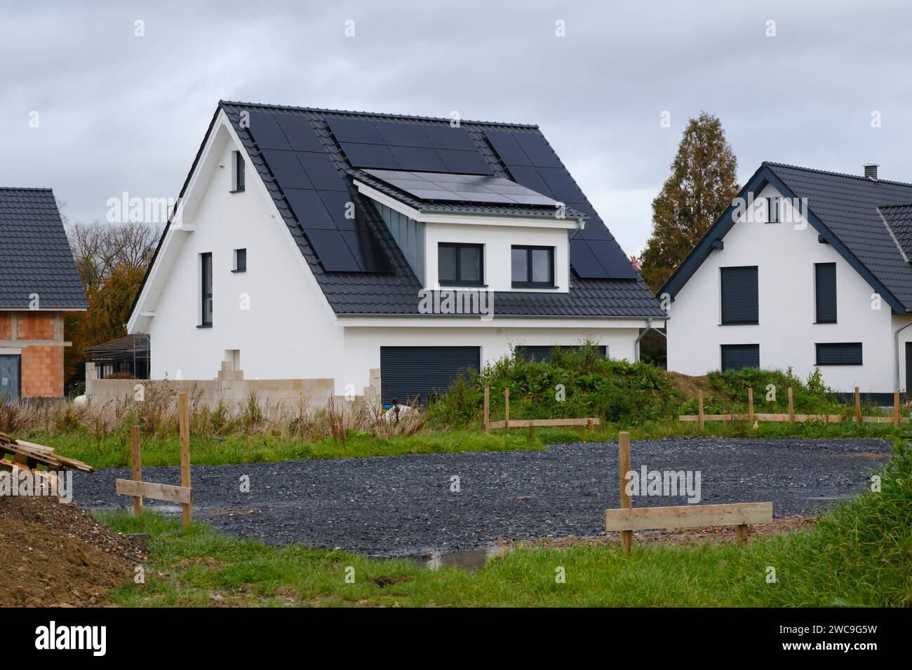 Neubau mit Photovoltaik-Konstruktion auf dem Dach Stockfoto