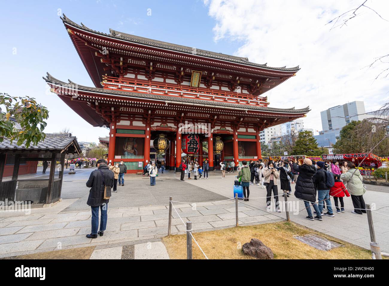 Tokio, Japan, Januar 2024. Eine Menge von Gläubigen und Touristen im Sensō-JI buddisten Tempel im Stadtzentrum Stockfoto