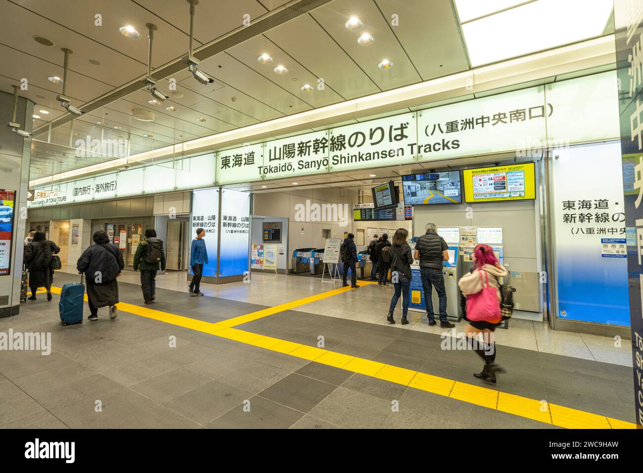 Tokio, Japan, Januar 2024. Zugang zu den Bahnsteigen der Bahnlinien Tokaido und Shinkansen am Hauptbahnhof Tokio Stockfoto