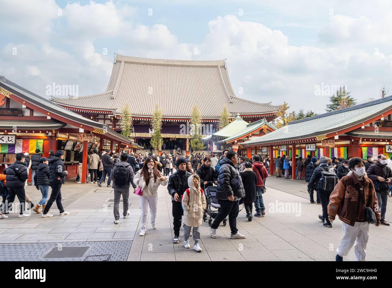 Tokio, Japan, Januar 2024. Eine Menge von Gläubigen und Touristen im Sensō-JI buddisten Tempel im Stadtzentrum Stockfoto