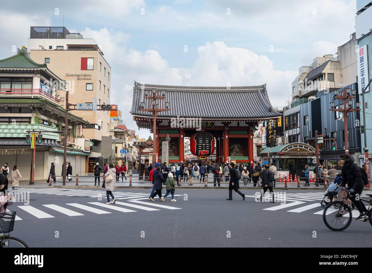 Tokio, Japan, Januar 2024. Eine Menge von Gläubigen und Touristen im Sensō-JI buddisten Tempel im Stadtzentrum Stockfoto