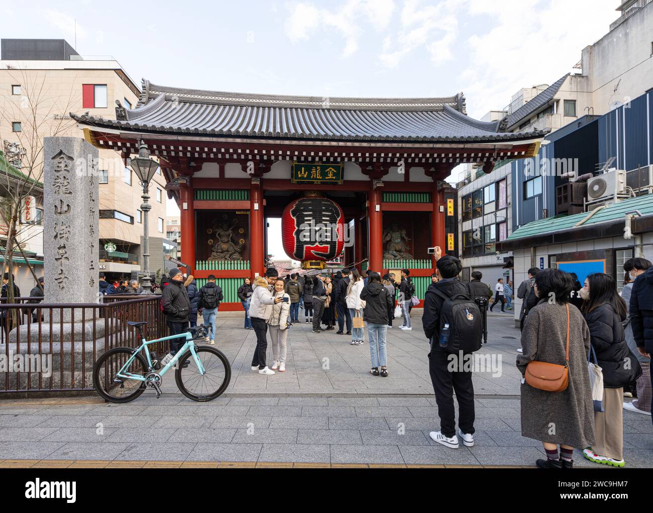 Tokio, Japan, Januar 2024. Eine Menge von Gläubigen und Touristen im Sensō-JI buddisten Tempel im Stadtzentrum Stockfoto