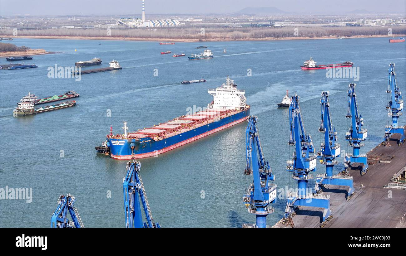 NANJING, CHINA - 15. JANUAR 2024 - das liberianische Schiff Alpha Discovery mit einem Wasserzug von 11,6 Metern erreicht den Hafen von Nanjing in Nanjing, provinz Jiangsu Stockfoto