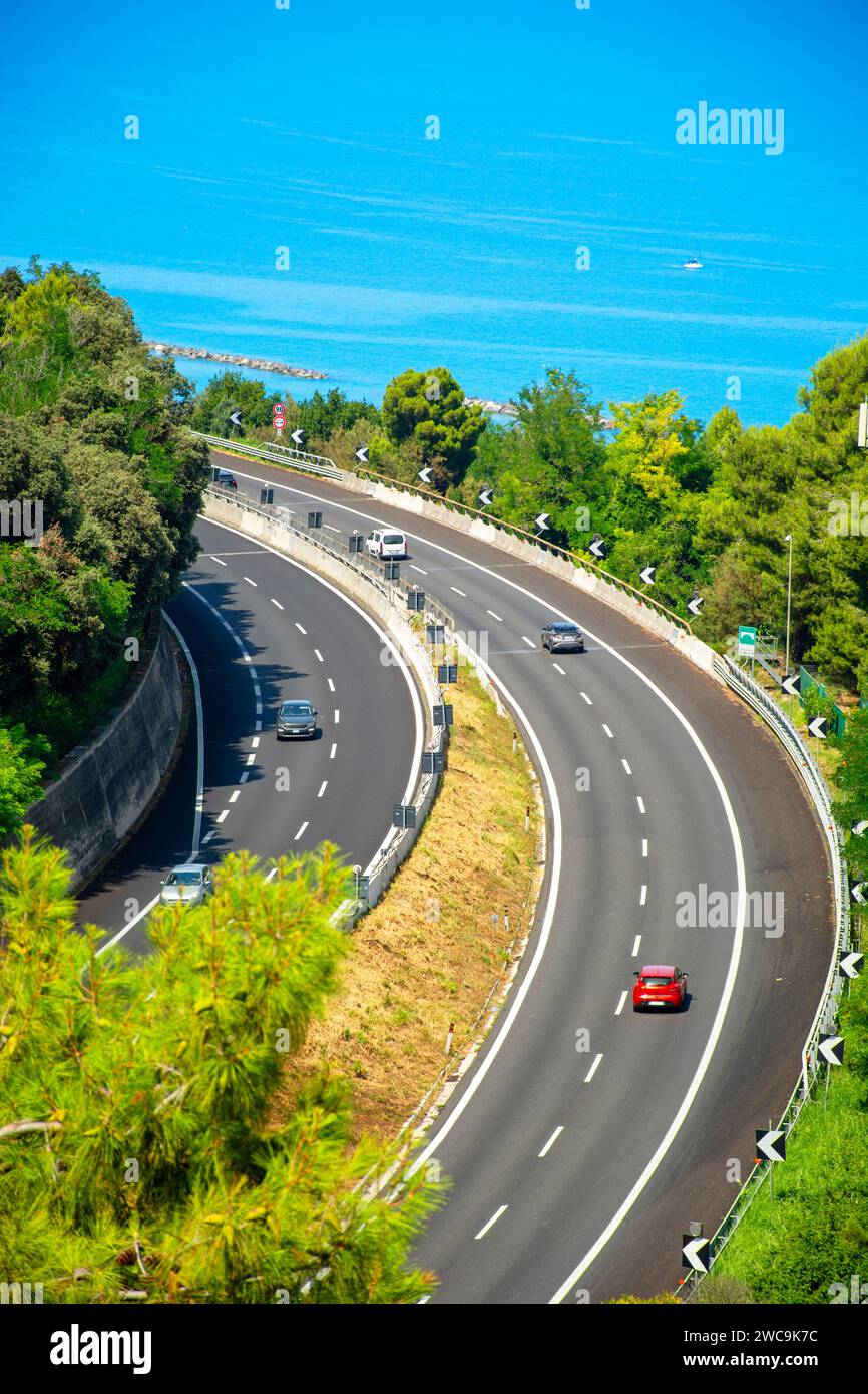 Autobahn in Italien an der Adria, A14, Provinz Marken an sonnigen Sommertagen Stockfoto