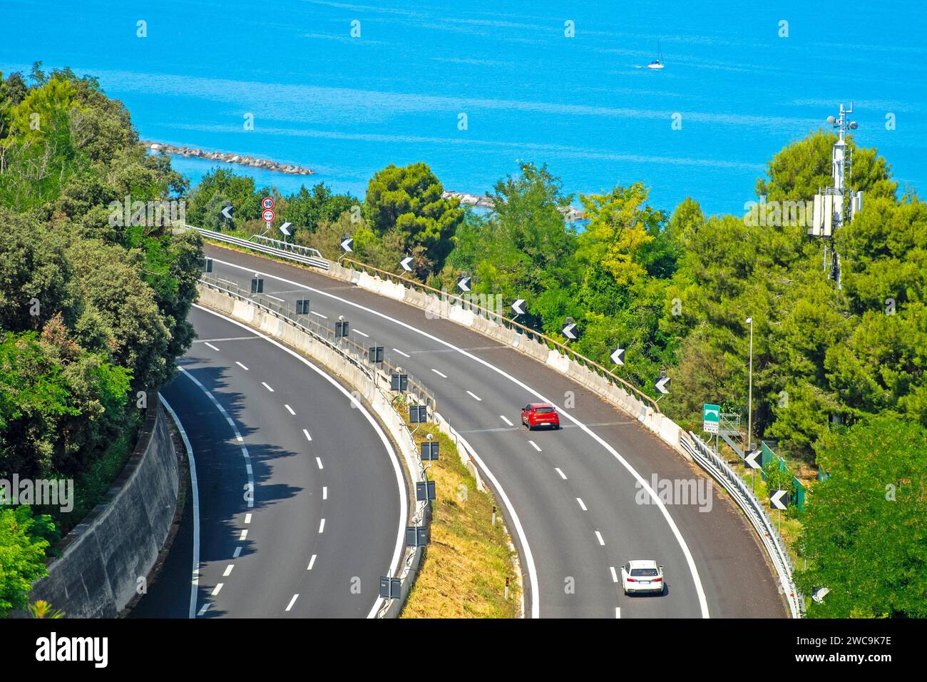 Autobahn in Italien an der Adria, A14, Provinz Marken an sonnigen Sommertagen Stockfoto