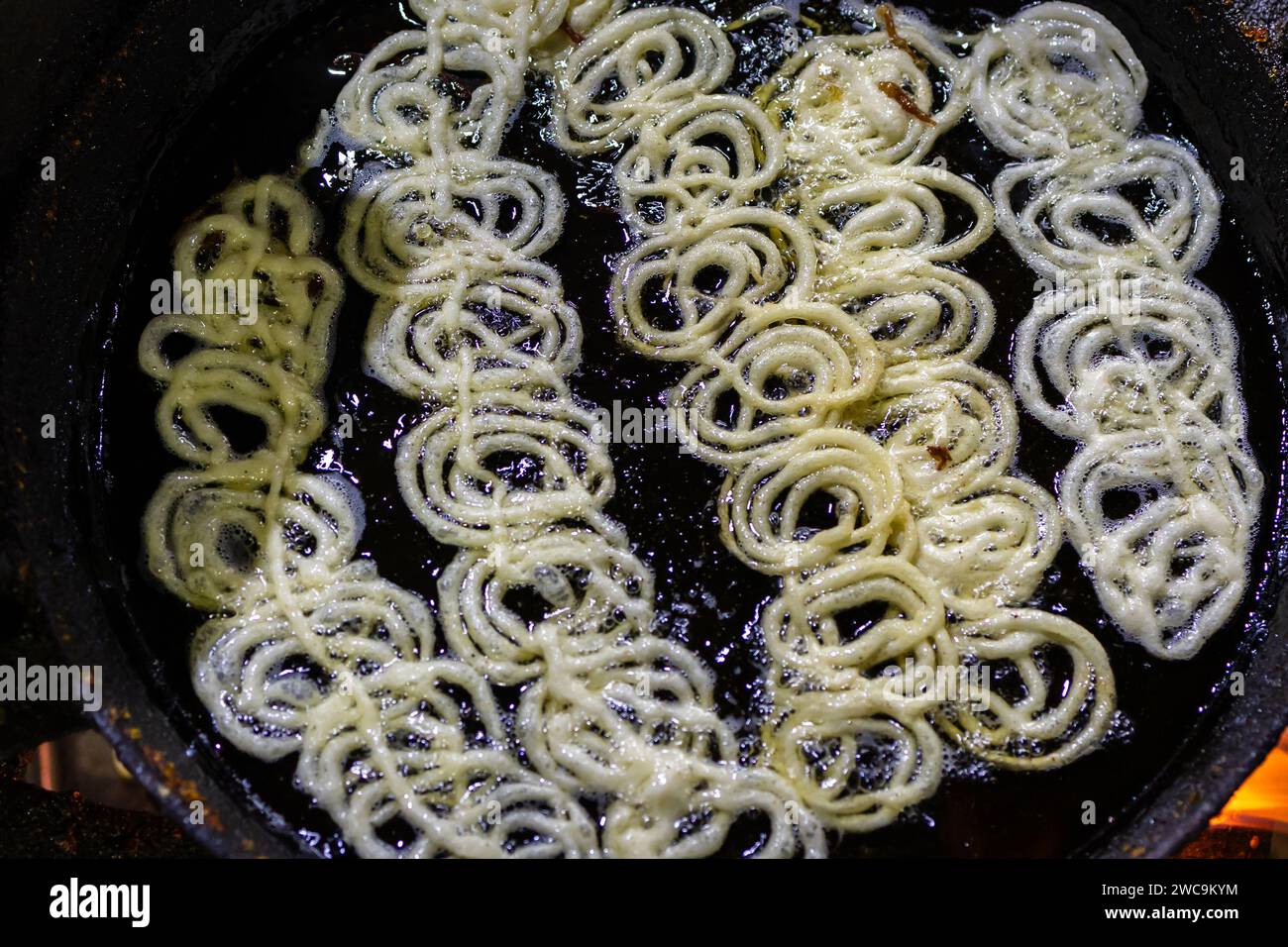 indisches traditionelles süßes Jalebi-Frittieren in heißem raffiniertem Öl Stockfoto