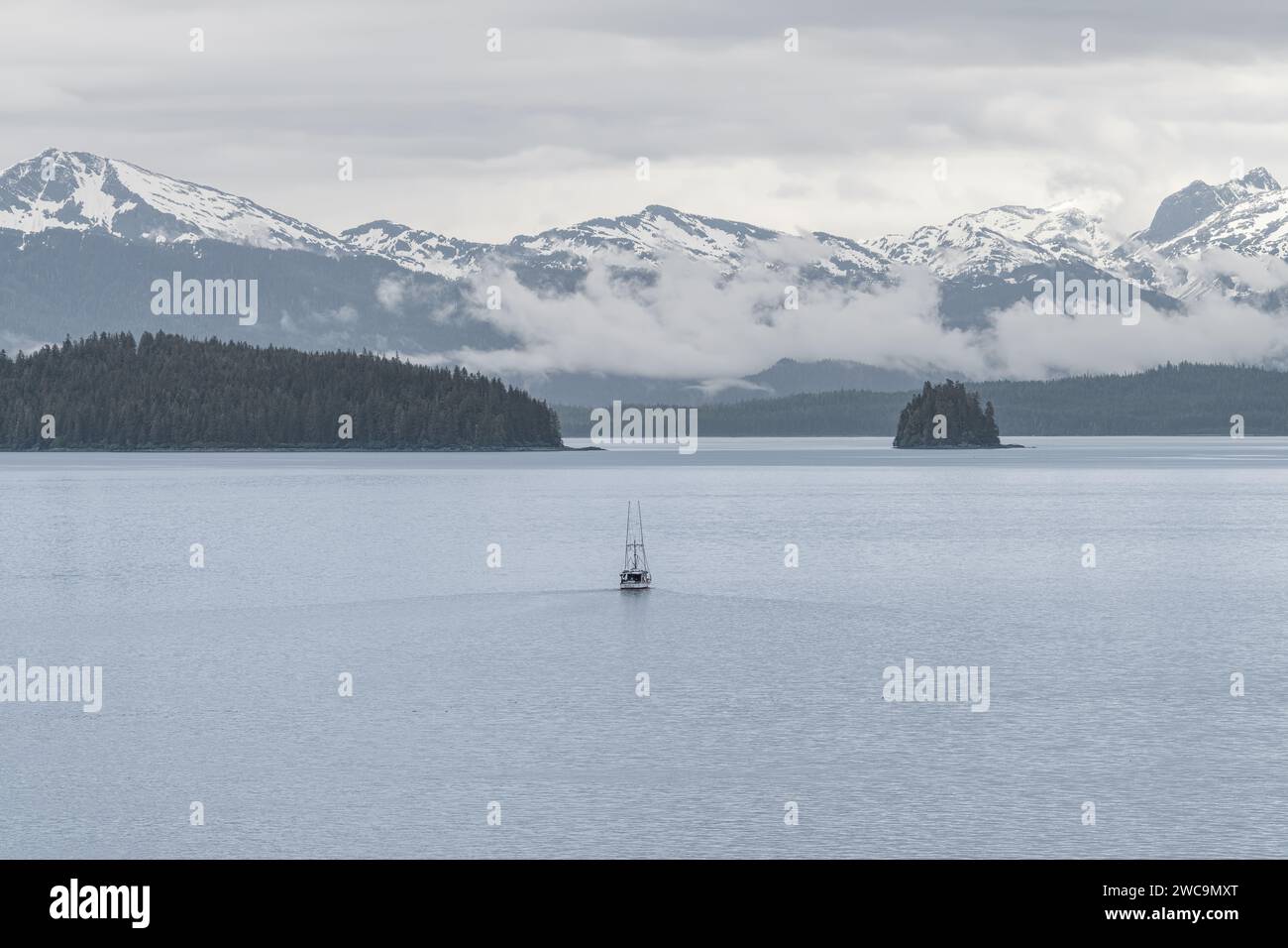 Kommerzielles Fischerboot im Frederick Sound mit Wolken rund um die Berge, Alaska, USA Stockfoto