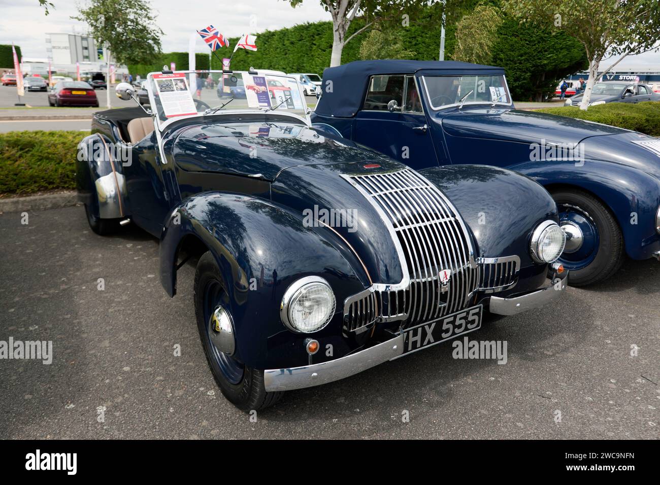 Dreiviertel Vorderansicht eines Blue, 1949, Allard L Type, ausgestellt in der Allard Owners Club Zone des Silverstone Festivals 2023. Stockfoto